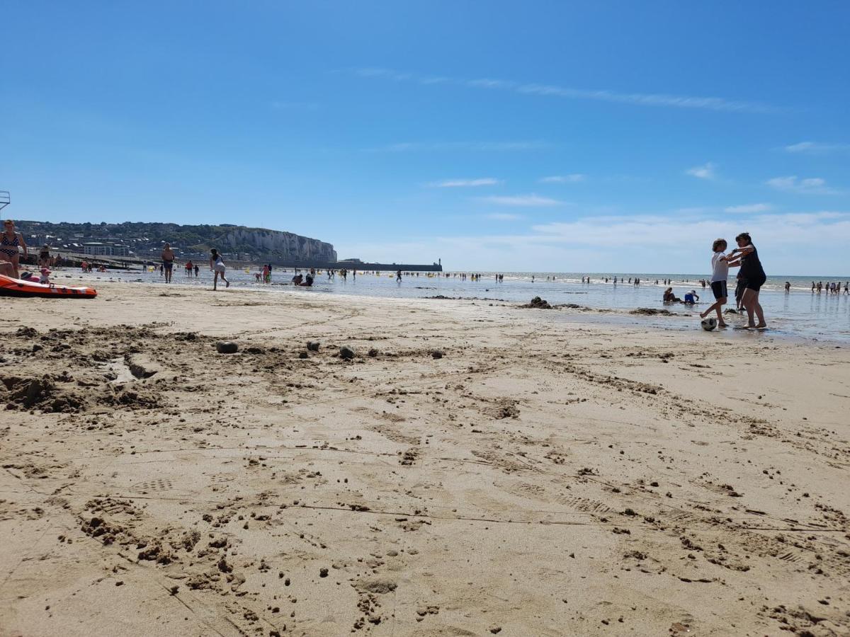 Charmante Villa Plein Sud 50M De La Plage - Balcon Vue Laterale Sur Mer - Equipee De La Fibre, Wifi, Internet 메르레뱅 외부 사진